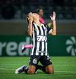 Santos chegou ao duelo precisando vencer, com apenas cinco pontos na penúltima colocação  Foto: Rebeca Schumacker/Especial para o Terra