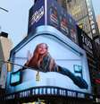 Publicidade estrelada pela atriz norte-americana Sydney Sweeney, que dividiu opiniões, levantando críticas por supostamente ser eugenista e sexista, aparece na Times Square, em Nova York.  Foto: AFP - TIMOTHY A. CLARY / RFI