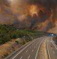 Incêndio próximo a uma estrada na Galícia, na Espanha, em 15 de agosto de 2025.  Foto: AFP - CESAR MANSO / RFI