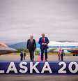 O presidente dos EUA, Donald Trump, e o presidente russo, Vladimir Putin, chegam à Base Conjunta Elmendorf-Richardson em 15 de agosto de 2025 em Anchorage, Alasca  Foto: Getty Images / BBC News Brasil