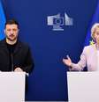 Volodymyr Zelensky e Ursula von der Leyen em coletiva de imprensa em Bruxelas, em 17 de agosto de 2025.  Foto: AFP - SIMON WOHLFAHRT / RFI