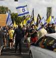 Manifestações estão sendo realizadas neste domingo (17) em várias cidades de Israel para exigir que o governo encerre a guerra na Faixa de Gaza e pela libertação dos reféns no território.  Foto: AFP - JALAA MAREY / RFI