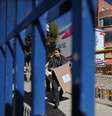 Trabalhador carrega materiais para eleição, em El Alto, na Bolívia 16/08/2025  Foto: REUTERS/Claudia Morales