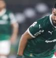Flaco López deixa jogador do Botafogo no chão em lance durante partida pelo Brasileirão  Foto: Pedro Kirilos/Estadão / Estadão 