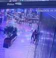 Câmeras de segurança do shopping registraram o momento em que o homem agride a mulher  Foto: Reprodução/Polícia Civil DF