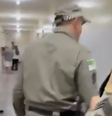 Um dos policiais aparece empurrando violentamente o homem de volta para a cadeira onde ele estava sentado  Foto: Reprodução/X