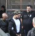 Hytalo Santos (de branco) e seu marido, Israel Nata Vicente, foram transferidos para o Centro de Detenção Provisória de Pinheiros, na zona oeste da capital paulista, nesta segunda-feira, 18  Foto: ALEXANDRE SERPA/ATO PRESS/ESTADÃO CONTEÚDO