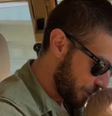 Chay Suede encanta web ao publicar foto ao lado da filha mais nova  Foto: Reprodução / Contigo