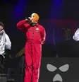 O trio norte-irlandês Kneecap, durante show no festival Glastonbury, na Inglaterra, em 28 de junho de 2025.  Foto: Scott A Garfitt/Invision/AP - Scott A Garfitt / RFI