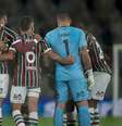 Fábio, goleiro do Fluminense, com jogadores do seu time antes da partida contra o America de Cali no estádio Maracanã pelo campeonato Copa Libertadores 2025.  Foto: JORGE RODRIGUES/AGIF - AGÊNCIA DE FOTOGRAFIA/ESTADÃO CONTEÚDO