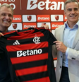 Bap expõe a nova camisa do Flamengo com patrocínio da Betano, ao lado do presidente da casa de apostas, Guilherme Figueiredo  Foto: Reprodução/Flamengo TV