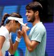 Carlos Alcaraz e Emma Raducanu, na estreia das duplas mistas do US Open, em Nova York  Foto:  Elsa/Getty Images