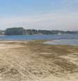 Vista do Reservatório de Guarapiranga, localizado na zona sul da cidade de São Paulo, na manhã desta quarta-feira, 20 de agosto de 2025. O nível dos reservatórios dos sete sistemas que abastecem a Região Metropolitana de São Paulo caiu neste ano. O volume de água armazenado é o menor desde 2015, quando a região sofreu a maior crise hídrica da história.  Foto: MARCO AMBROSIO/ATO PRESS/ESTADÃO CONTEÚDO