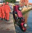 Carro foi retirado na Baía de Guanabara, no Rio; homem está desaparecido  Foto: Reprodução/TV Globo
