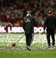 Chuva de papel picado provocou atraso na partida entre Inter e Flamengo, pela Libertadores  Foto: Pedro H. Tesch/Getty Images