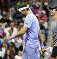 João Fonseca (dir.) e Juan Martín Del Potro (esq.) reagem durante a partida de exibição "Stars of the Open" antes do US Open de 2025, no USTA Billie Jean King National Tennis Center, em 21 de agosto de 2025, no bairro do Queens, em Nova York.  Foto: Sarah Stier/Getty Images