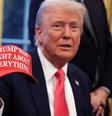 O presidente Donald Trump segura um chapéu e afirma: "Trump estava certo sobre tudo" após assinar decretos no Salão Oval da Casa Branca  Foto: Alex Wong/Getty Images