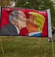 Em solidariedade à Ucrânia, manifestantes exibem uma faixa com caricaturas de Vladimir Putin e Donald Trump diante da embaixada russa em Praga, durante um protesto chamado "Vá para casa, Ivan!", que marcou o aniversário da invasão da Tchecoslováquia pelo Pacto de Varsóvia, em 1968. 21 de agosto de 2025  Foto: REUTERS - Dorota Holubova / RFI