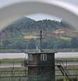 Uma torre de vigilância sul-coreana é visível na fronteira com a Coreia do Norte, separada pelo rio Imjin, em Paju, ao norte de Seul, em 5 de junho de 2025.  Foto: AFP - PEDRO PARDO / RFI
