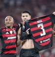  Foto: Gilvan de Souza / Flamengo - Legenda: Iago comemora o gol salvador no Maracanã / Jogada10