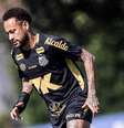 -  Foto: Raul Baretta/ Santos FC - Legenda: Neymar sentiu dores na coxa em treino do Santos / Jogada10
