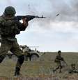 Tropas militares russas participam de um exercício no polígono de Sernovodsky, perto da fronteira da Chechênia, a cerca de 260 km ao sul da cidade russa de Stavropol.
  Foto: AFP / BBC News Brasil