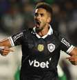 Alex Telles cobra pênalti e marca o gol do empate do Botafogo –   Foto: Vitor Silva/Botafogo / Jogada10