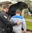 "Padre é conduzido por agentes durante operação em Cascavel (PR); religioso é investigado por abusos sexuais e outras irregularidades  Foto: Polícia Civil do Paraná 