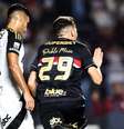 Marcos Antônio marca Igor Gomes, do Atlético (de branco). São-paulino fazia bom jogo atpe sair machucado no fim do primeiro tempo.  Foto: Pedro Souza / Atlético / Jogada10