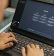 O Ministério da Educação da Dinamarca anunciou que o uso da inteligência artificial será permitido em caráter experimental nas provas orais de inglês do ensino médio já no começo do próximo ano.  Foto: © pexels-bertellifotografia / RFI
