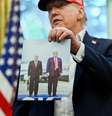 Trump exibe a foto de seu último encontro com Putin, há 10 dias  Foto: ANSA / Ansa - Brasil