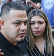 Kilmar Abrego Garcia e sua esposa, Jennifer Vasquez Sura, entram em um escritório de campo do Serviço de Imigração e Alfândega dos EUA (ICE) em 25 de agosto de 2025, em Baltimore, Maryland. O governo americano ameaça deportar Garcia, um trabalhador da construção civil de Maryland, de El Salvador, para Uganda, após ele ter rejeitado um acordo judicial para ser acusado de tráfico de pessoas e deportado para a Costa Rica. No início deste ano, Garcia foi deportado injustamente para uma notória prisão antiterrorismo, a CECOT, em El Salvador.  Foto: Anna Moneymaker/Getty Images