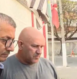 À esquerda de camiseta preta, o piloto de avião aposentado, suspeito de estupro  Foto: Reprodução/TV Record