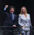 Karina Milei, em foto ao lado do irmão Javier Milei, é vista como figura poderosa dentro do governo  Foto: Reuters / BBC News Brasil