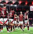 Samuel Lino em ação com a camisa do Flamengo diante do Leão da Barra –  Foto: Gilvan de Souza/Flamengo / Jogada10