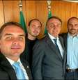 O presidente Jair Bolsonaro com os filhos, Flavio, Carlos, Eduardo e Renan  Foto: Reprodução/Twitter Jair Bolsonaro / Estadão