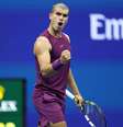 Carlos Alcaraz, da Espanha, comemora após vencer o segundo set contra Reilly Opelka, dos Estados Unidos, durante a partida da primeira rodada de simples masculino no segundo dia do US Open de 2025  Foto: Elsa / GettyImages