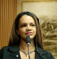 Juliana Soares discursou ao receber Comenda Maria da Penha  Foto: Francisco de Assis/ Câmara Municipal de Natal