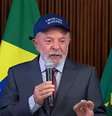 Com boné ‘anti-Trump’, Lula pede ‘frente de batalha’ contra filho de Bolsonaro  Foto: Reprodução/Youtube/Lula