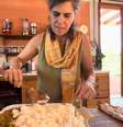 Mariana Maffeis finaliza a montagem de um arroz Biriyani em vídeo de seu canal  Foto: Reprodução/YouTube