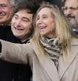 O presidente argentino Javier Milei, à esquerda, e sua irmã Karina Milei, secretária-geral da presidência, participam da cerimônia de abertura da exposição anual da Sociedade Rural, em Buenos Aires, Argentina, no sábado, 26 de julho de 2025  Foto: AP - Gustavo Garello / RFI