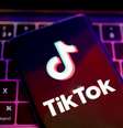 Ilustração com logo do TikTok 
 22/8/2022   REUTERS/Dado Ruvic  Foto: Reuters