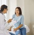 É sempre importante conversar com o ginecologista sobre alterações suspeitas na região intima  Foto: Studio Romantic | Shutterstock / Portal EdiCase