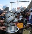 Homens e meninos palestinos aguardam comida em Khan Younès, no sul da Faixa de Gaza, em 21 de agosto.  Foto: AFP - - / RFI