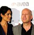 Emma e Bruce Willis posando para foto em tapete vermelho  Foto: Getty Images