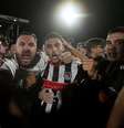 Torcedores invadem gramado na Inglaterra  Foto: Shaun Botterill/Getty Images