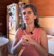 Mariana Maffeis na cozinha de sua casa, onde faz vídeos sobre culinária e reflexões  Foto: Reprodução/YouTube