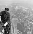 Foto de 1930 mostra operário fazendo a estrutura metálica do Empire State. Foto de Lewis Hine, hoje em Domínio Público  Foto: Domínio Público / BBC News Brasil