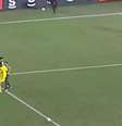 - Reprodução de Vídeo - Legenda: Torcedor do Athletico invadiu o campo e agrediu o goleiro Hugo Souza  Foto: Jogada10
