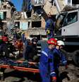 Equipes de resgate removem o corpo de uma pessoa retirada dos escombros no local de um prédio atingido por mísseis e drones russos, em meio ao ataque da Rússia à Ucrânia, em Kiev, Ucrânia, em 28 de agosto de 2025.  Foto: REUTERS - Valentyn Ogirenko / RFI